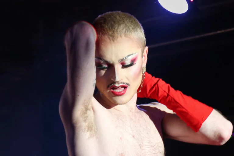 Je ne vais pas vous parler de la mère Chanel : Théâtre, Drag et Genre